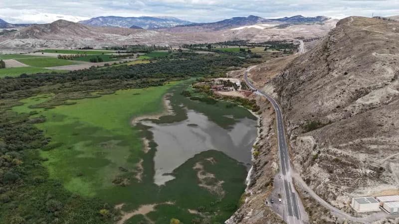 Ankara’nın Nallıhan ilçesindeki yaklaşık 10 milyon yıllık Gökkuşağı Tepeleri ile 200’e yakın Kuş türüne ev sahipliği yap
