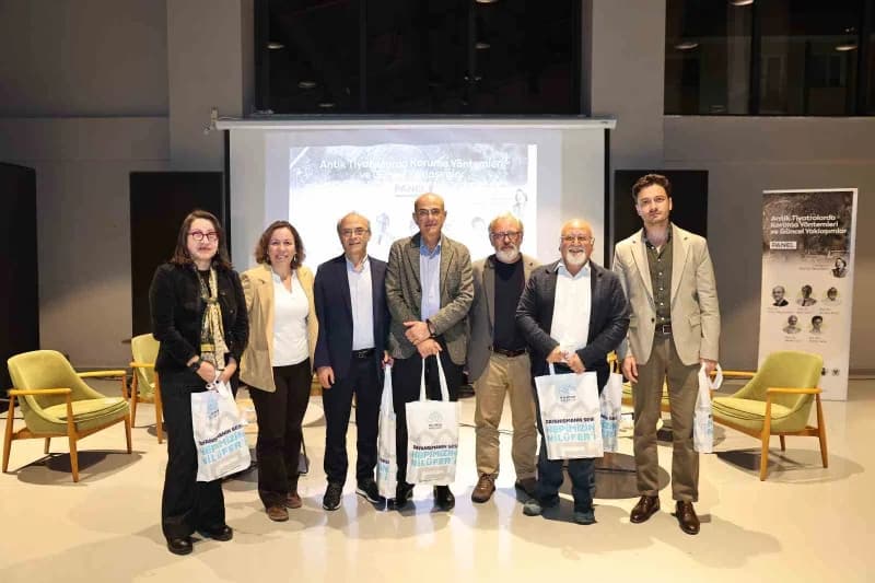 Gölyazı Antik Tiyatrosu’nun restorasyon süreci için düzenlenen panelden akademisyenlerin konuşma yaptığı an