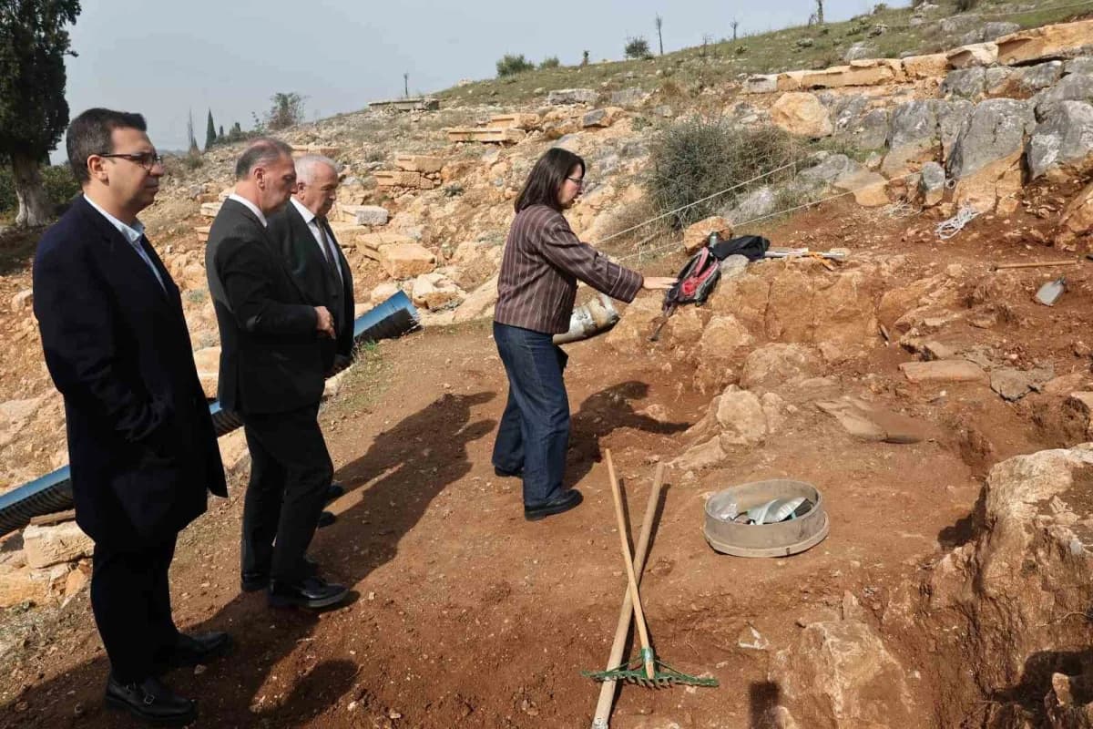 Gölyazı Tiyatro Alanı’nda incelemelerde bulunan Nilüfer Belediye Başkanı Şadi Özdemir, en kısa süre içinde burayı işlevs