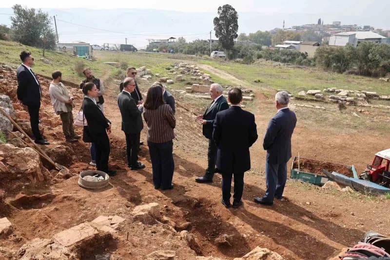 Gölyazı Tiyatro Alanı’nda incelemelerde bulunan Nilüfer Belediye Başkanı Şadi Özdemir, en kısa süre içinde burayı işlevs
