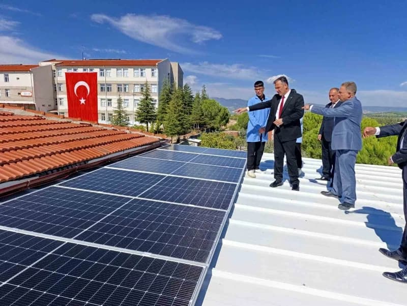 Gördes Mesleki ve Teknik Anadolu Lisesi çatısında kurulu güneş panelleri ve öğrenciler