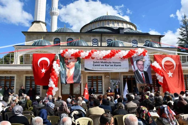 Manisa’nın Gördes ilçesinde yapımına 2013 yılında başlanan Şehit Makbule Hanım Kur’an Kursu ve Uygulama Camii, görkemli