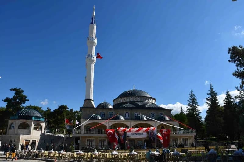 Manisa’nın Gördes ilçesinde yapımına 2013 yılında başlanan Şehit Makbule Hanım Kur’an Kursu ve Uygulama Camii, görkemli