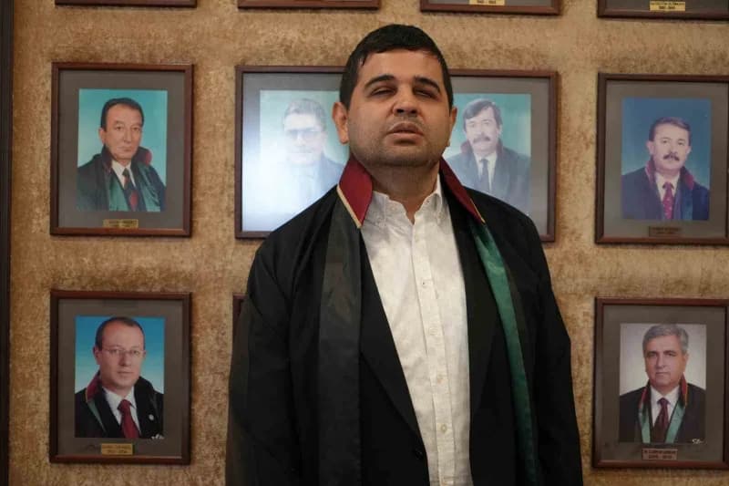 Doğuştan yüzde 90 görme engelli Avukat Mehmet Emre Kalaycı, Kocaeli Barosu 39. Dönem Başkanlığına aday oldu.