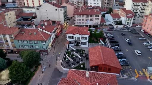 Çorum’da müzik eğitimi alan görme engelli Büşra Şimşek gitar çalarken