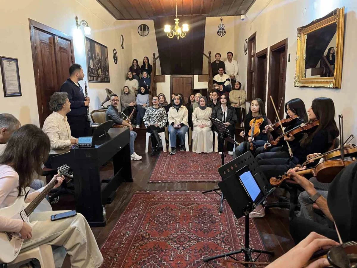 Görme engelli Büşra Şimşek Müzik akademisinde koroya katılım sağlıyor