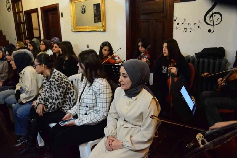 Görme engelli Büşra Şimşek Müzik akademisinde koroya katılım sağlıyor