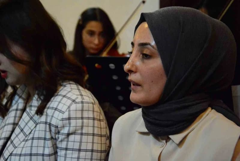 Merkezde gitar çalmayı öğrenen Büşra Şimşek, koroda da şarkı söylüyor.