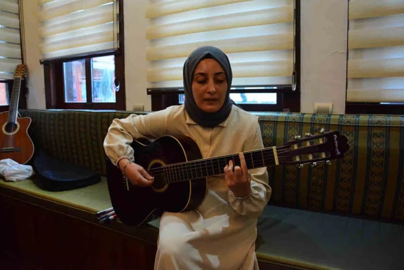 Merkezde gitar çalmayı öğrenen Büşra Şimşek, koroda da şarkı söylüyor.