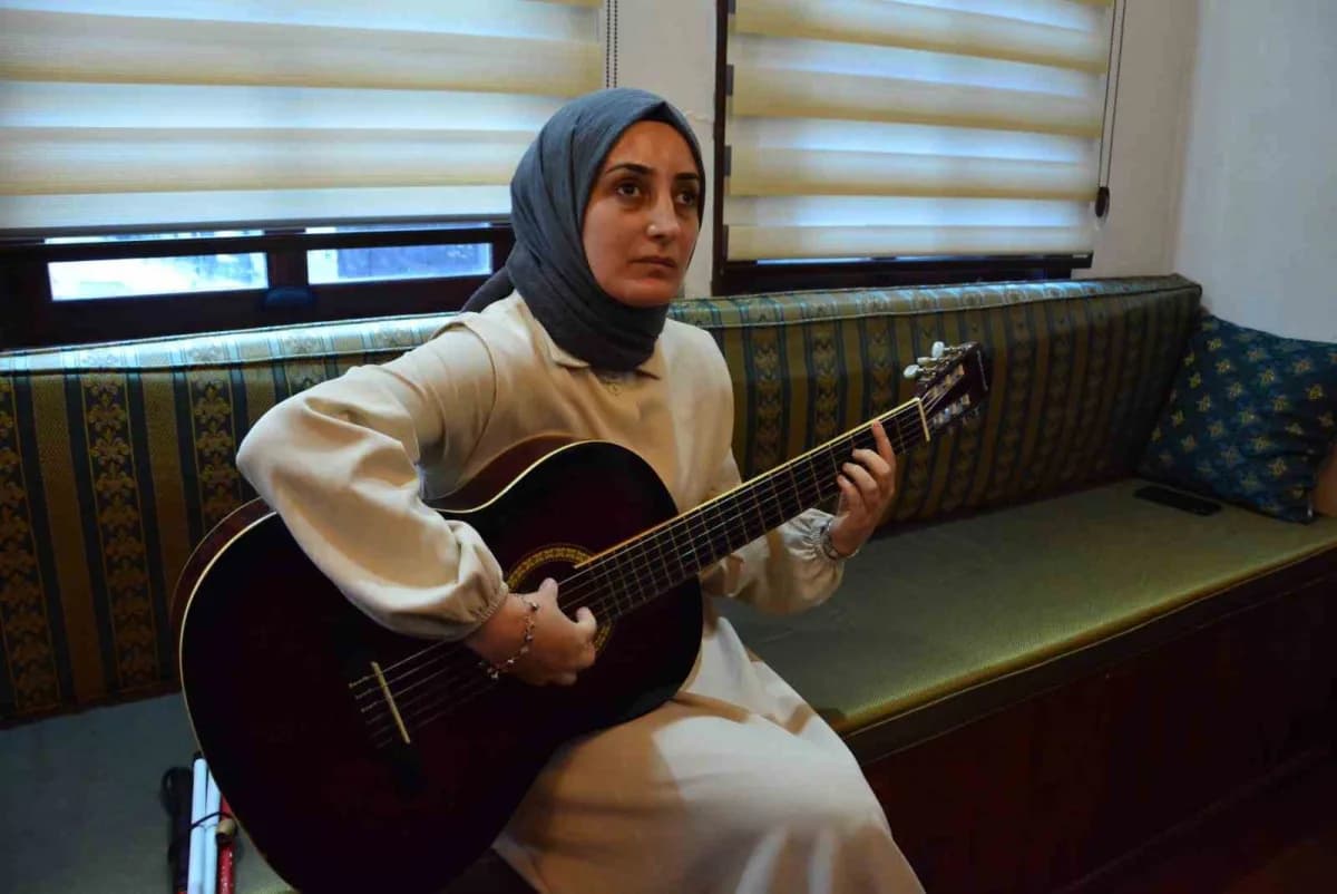 Çorum’da görme engelli Büşra Şimşek müzik eğitimi alırken gitar çalıyor