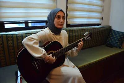 Çorum’da görme engelli Büşra Şimşek müzik eğitimi alırken gitar çalıyor