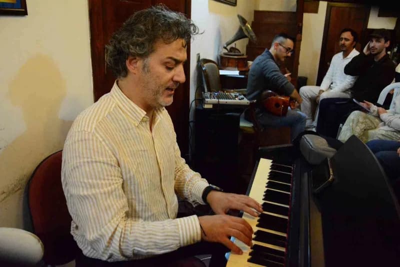 Görme engelli Büşra Şimşek Müzik akademisinde koroya katılım sağlıyor