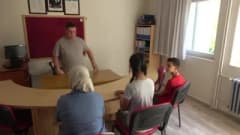 Adana'da görme engelli rehber öğretmen Hasan Akyürek öğrencileriyle okulda birlikte
