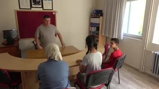 Adana'da görme engelli rehber öğretmen Hasan Akyürek öğrencileriyle okulda birlikte