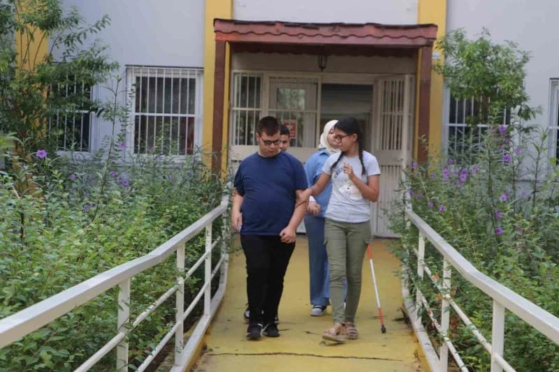 Adana’da Görme engelli Rehber öğretmen Hasan Akyürek, 20 yıldır kendisi gibi Görme engelli öğrencilerin eğitim hayatları