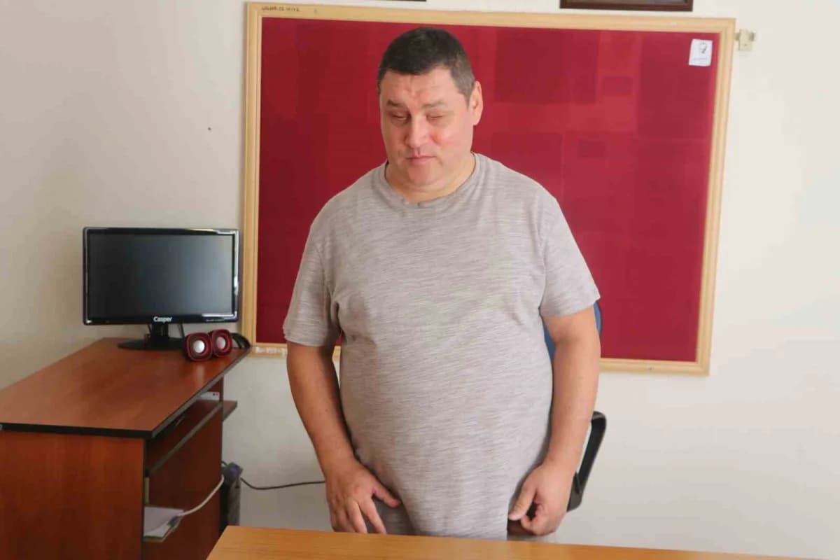 Adana’da Görme engelli Rehber öğretmen Hasan Akyürek, 20 yıldır kendisi gibi Görme engelli öğrencilerin eğitim hayatları