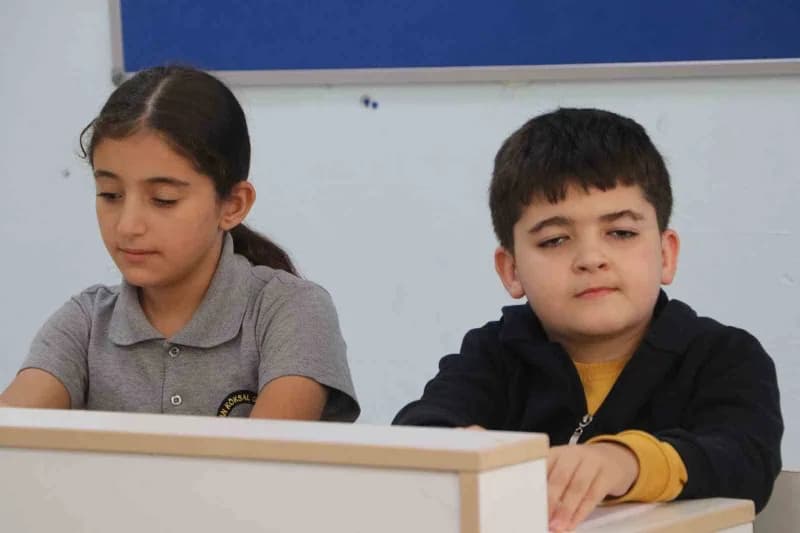Adana’da Görme engelli Rehber öğretmen Hasan Akyürek, 20 yıldır kendisi gibi Görme engelli öğrencilerin eğitim hayatları