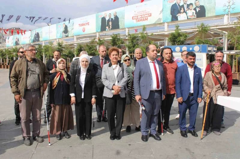 15 Ekim Dünya Beyaz Baston Körler Güvenlik Günü’nde açıklama yapan Altı Nokta Körler Derneği Aydın Şube Başkanı Bayram Ö