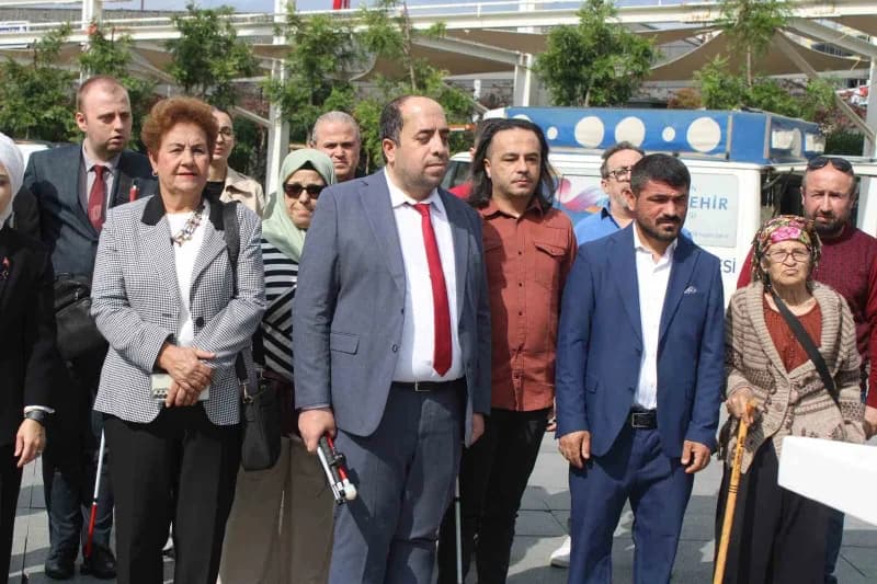 15 Ekim Dünya Beyaz Baston Körler Güvenlik Günü’nde açıklama yapan Altı Nokta Körler Derneği Aydın Şube Başkanı Bayram Ö