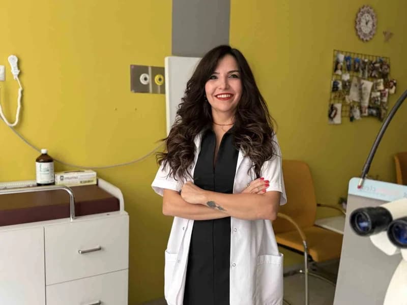 Manisa Şehir Hastanesi’nde göz muayenesi yapılan hasta ve doktor