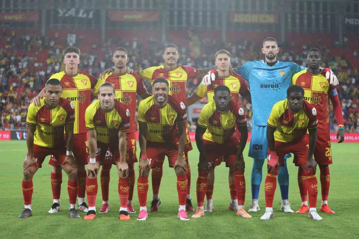 Göztepe ve Vanspor futbol takımları hazırlık maçında mücadele ediyor