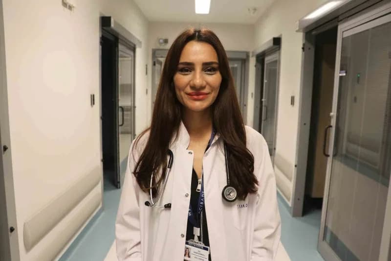 Gripten korunmak için el hijyenine dikkat eden doktor ve sağlık sembolleri