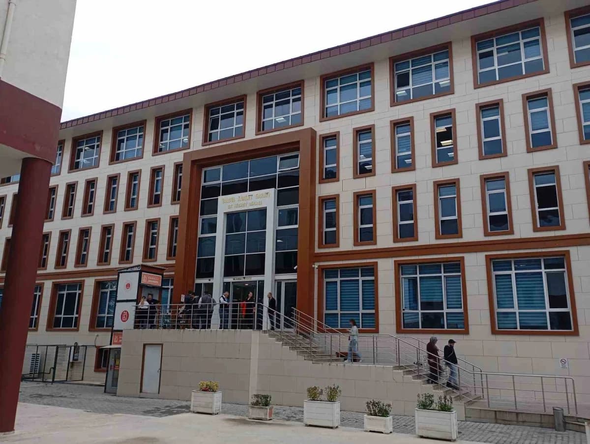 Yalova 1. Ağır Ceza Mahkemesi binası önünde dava süreci
