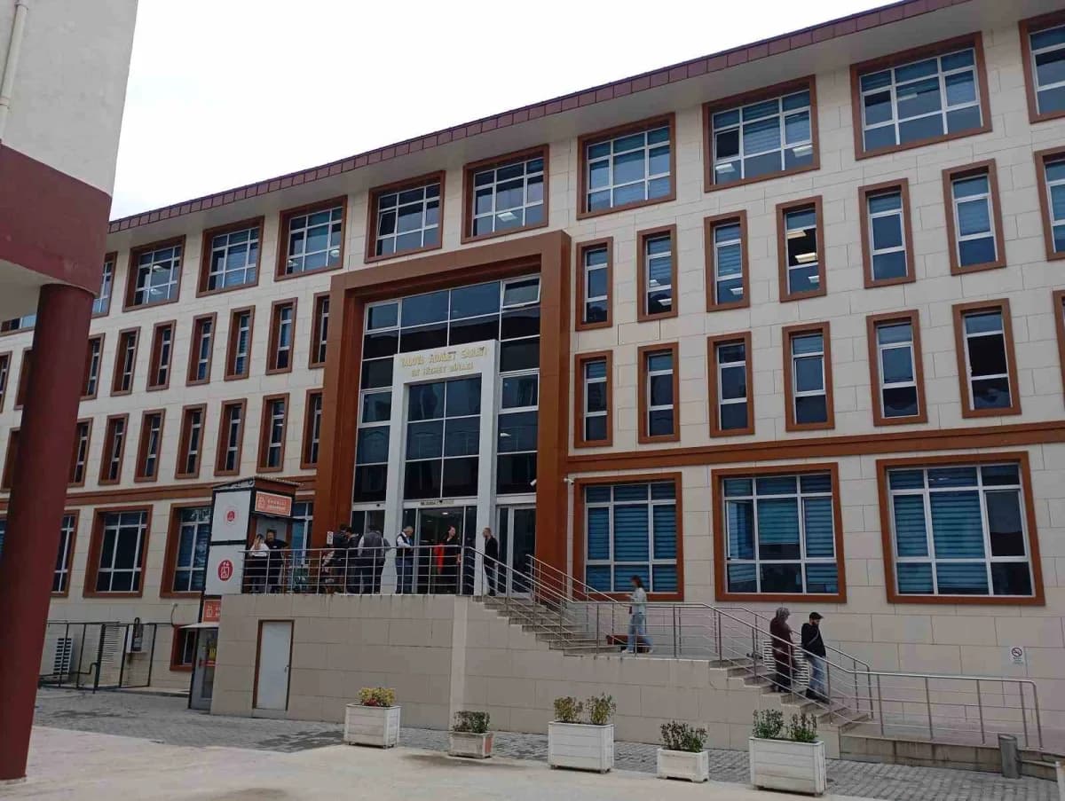 Yalova 1. Ağır Ceza Mahkemesi önünde dava duruşması