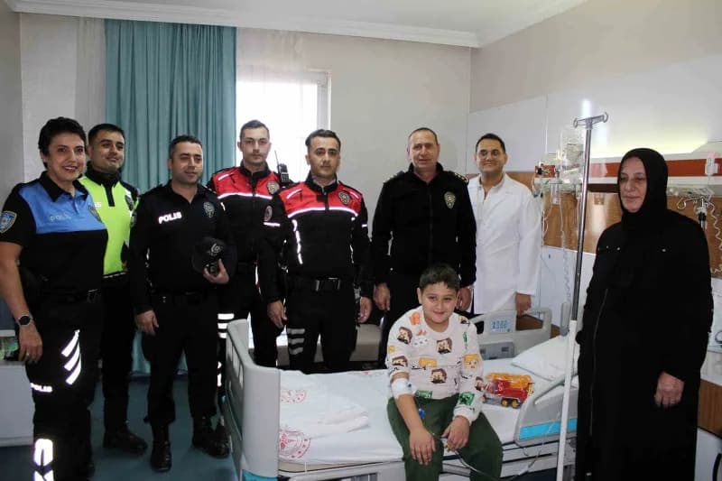 Midyat Devlet Hastanesi çocuk servisinde minik hastalara oyuncak dağıtımı etkinliği