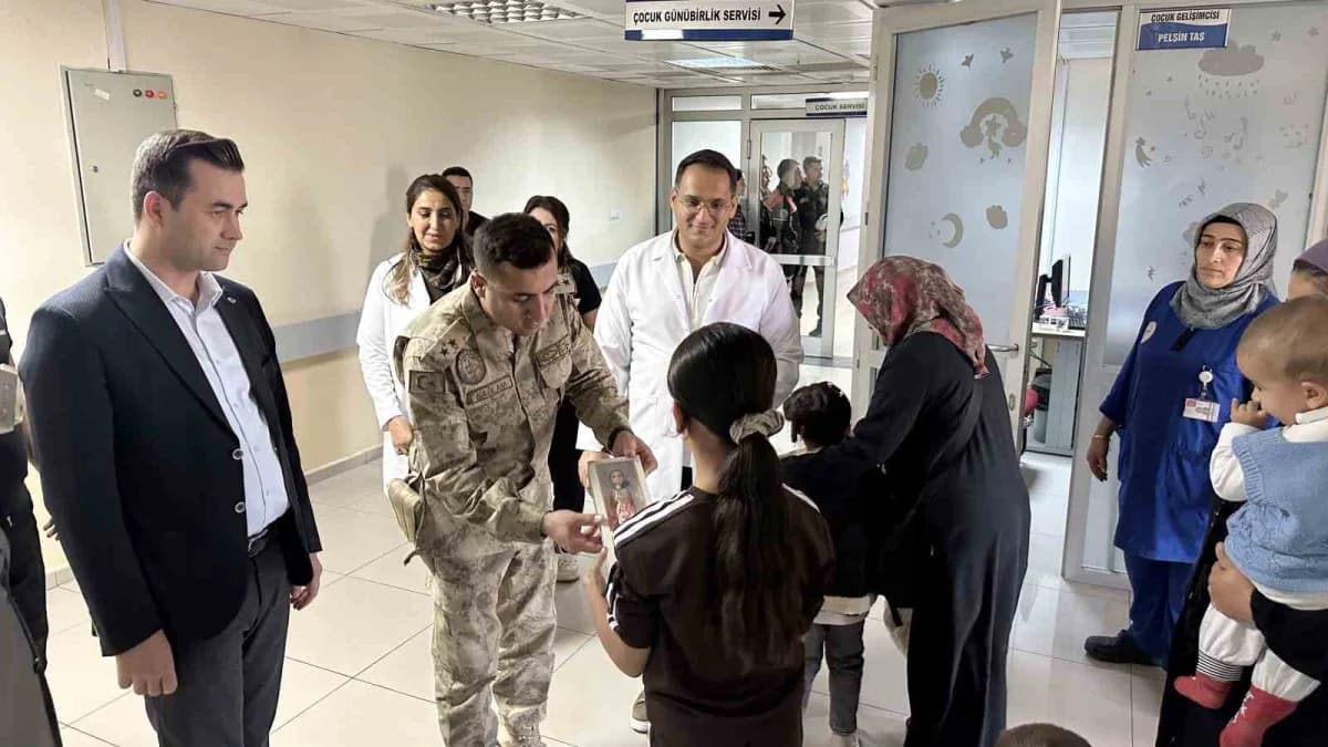 Çocuklara hediyeler verilirken