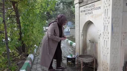 Gümüşhane'de kadın sanatçı Neslihan Turan Nas mezar taşlarını ve çeşmeleri temizleyip boyuyor