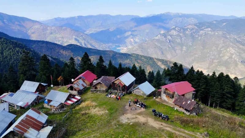 Gümüşhane'de GÜDAK üyesi 20 sporcu, sonbaharın renkleri arasında Torul'un Yurt köyünden Kürtün'ün Aş