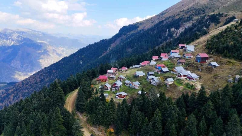 Gümüşhane'de GÜDAK üyesi 20 sporcu, sonbaharın renkleri arasında Torul'un Yurt köyünden Kürtün'ün Aş