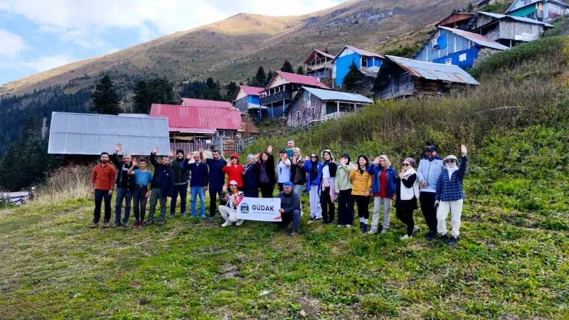 Gümüşhane'de GÜDAK üyesi 20 sporcu, sonbaharın renkleri arasında Torul'un Yurt köyünden Kürtün'ün Aş