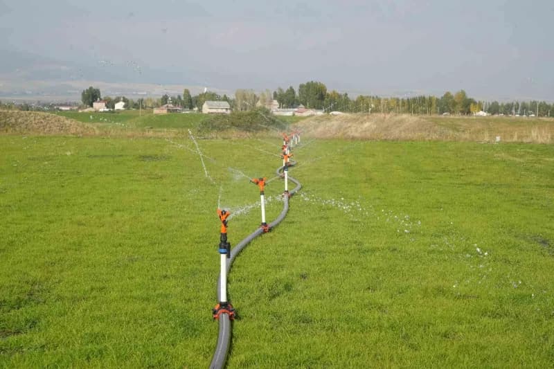 Muş’un Kızılağaç beldesinde kurulan güneş enerjili sulama sistemiyle tarımsal üretimde enerji maliye