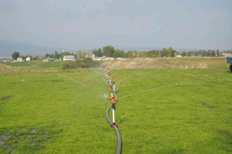 Muş’un Kızılağaç beldesinde kurulan güneş enerjili sulama sistemiyle tarımsal üretimde enerji maliye
