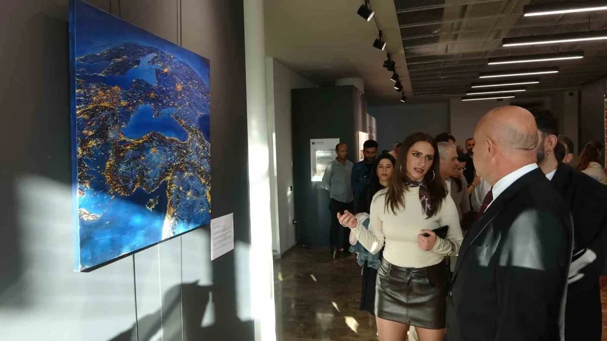 Adıyaman’da 8 sanatçının eserlerinin yer aldığı "Güneşe Karşı: ruhun İlk Sesi" sergisi, sanatseverlerin ziyaretine açıld