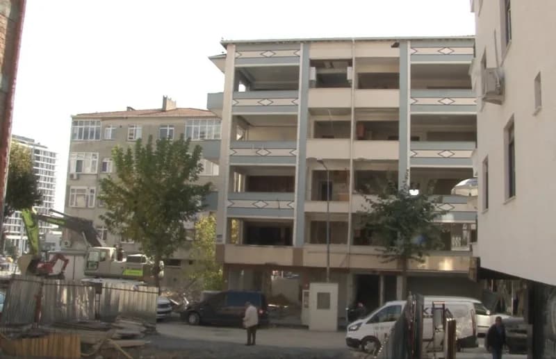 Güngören Sanayi Mahallesi’nde kentsel dönüşüm kapsamında yıkılan binaların bulunduğu alanda moloz yığınları ve esnafın m