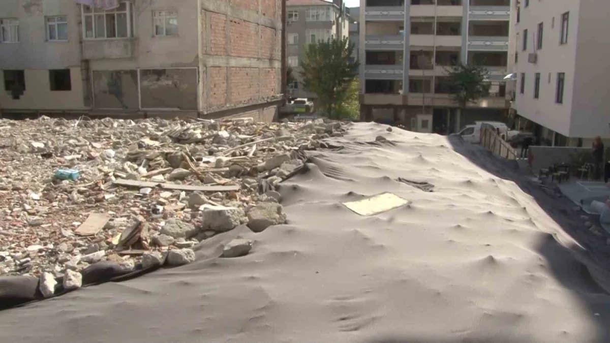 Maltepe'de yaşanan bina faciasının ardından İstanbul'un yapı stoğu ve yapı güvenliği yeniden gündeme geldi. Kent genelin