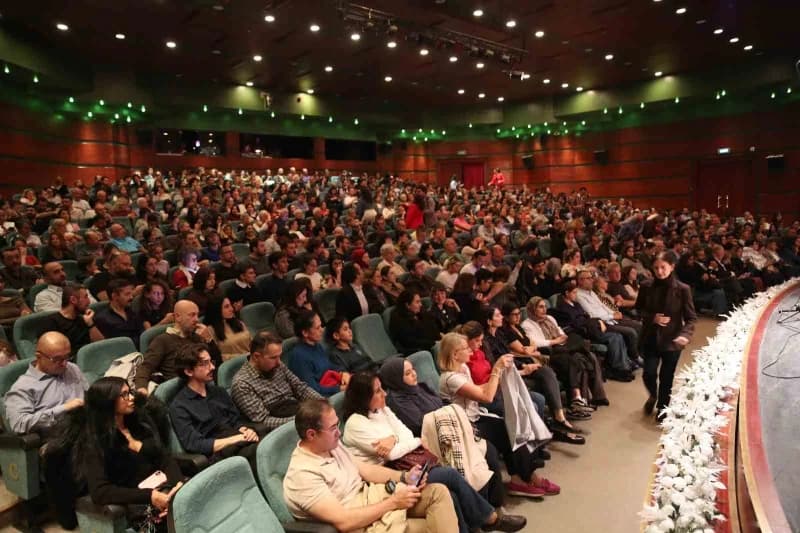 Günler öncesinden biletleri tükenen konser, yoğun ilgi gördü.