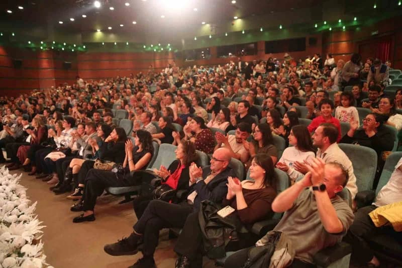 Günler öncesinden biletleri tükenen konser, yoğun ilgi gördü.