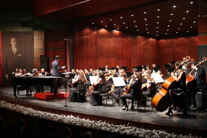 Eskişehir Uluslararası Gürer Aykal Orkestra Şefliği Yarışması ikincisi Hancheng Guo yönetiminde, piyanist Eren Yahşi’nin