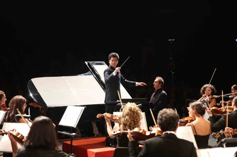 Eskişehir Uluslararası Gürer Aykal Orkestra Şefliği Yarışması ikincisi Hancheng Guo yönetiminde, piyanist Eren Yahşi’nin