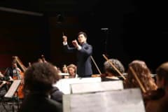 Eskişehir Büyükşehir Belediyesi Senfoni Orkestrası, Hancheng Guo yönetiminde konser verirken