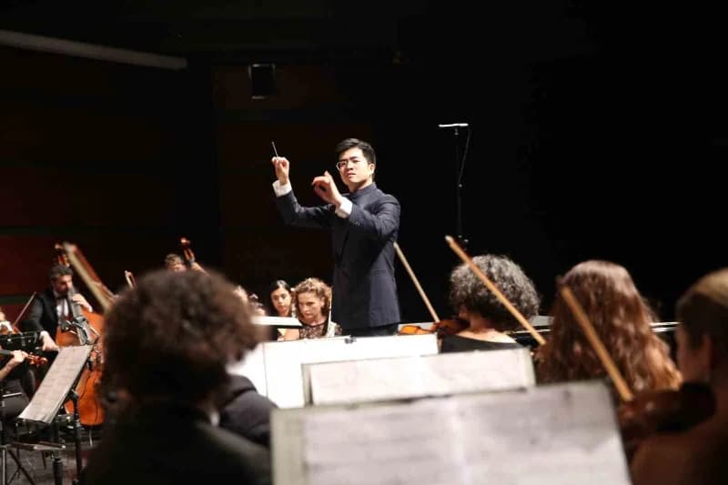 Eskişehir Büyükşehir Belediyesi Senfoni Orkestrası, Hancheng Guo yönetiminde konser verirken