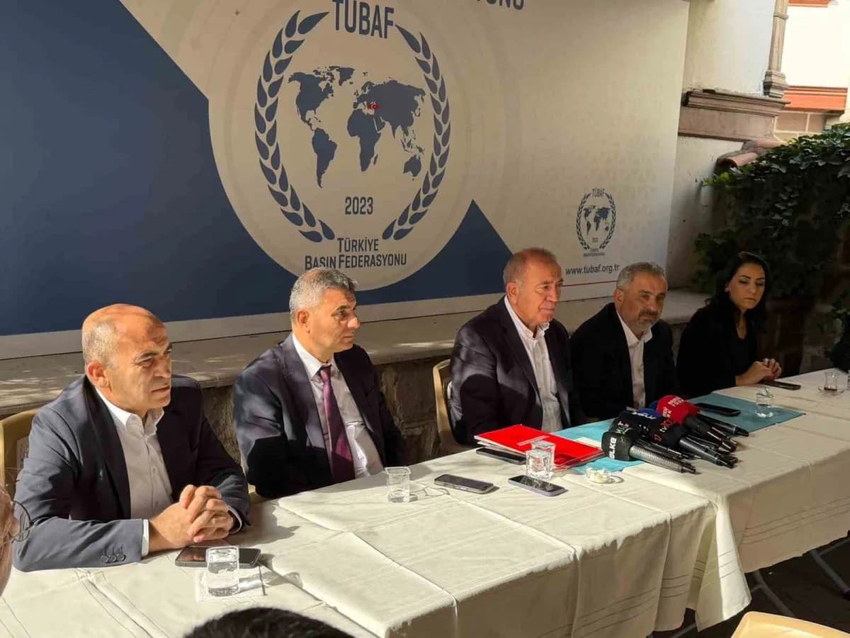 CHP Genel Koordinatörü Gürsel Tekin, Türkiye Basın Federasyonu tarafından düzenlenen Anadolu Sohbetl
