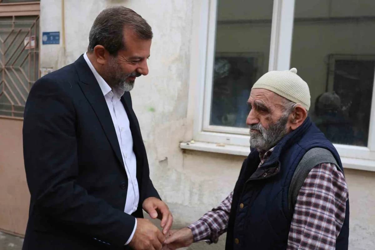 Gürsu Belediye Başkanı ve ekibi, Dünya Yaşlılar Günü'nde ilçedeki yaşlıları ziyaret ederken
