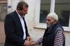 Gürsu Belediye Başkanı ve ekibi, Dünya Yaşlılar Günü'nde ilçedeki yaşlıları ziyaret ederken