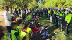 Nazilli’de Sümer Park’ta okul öncesi ve ilkokul öğrencilerine verilen güvenli trafik eğitimi etkinliği