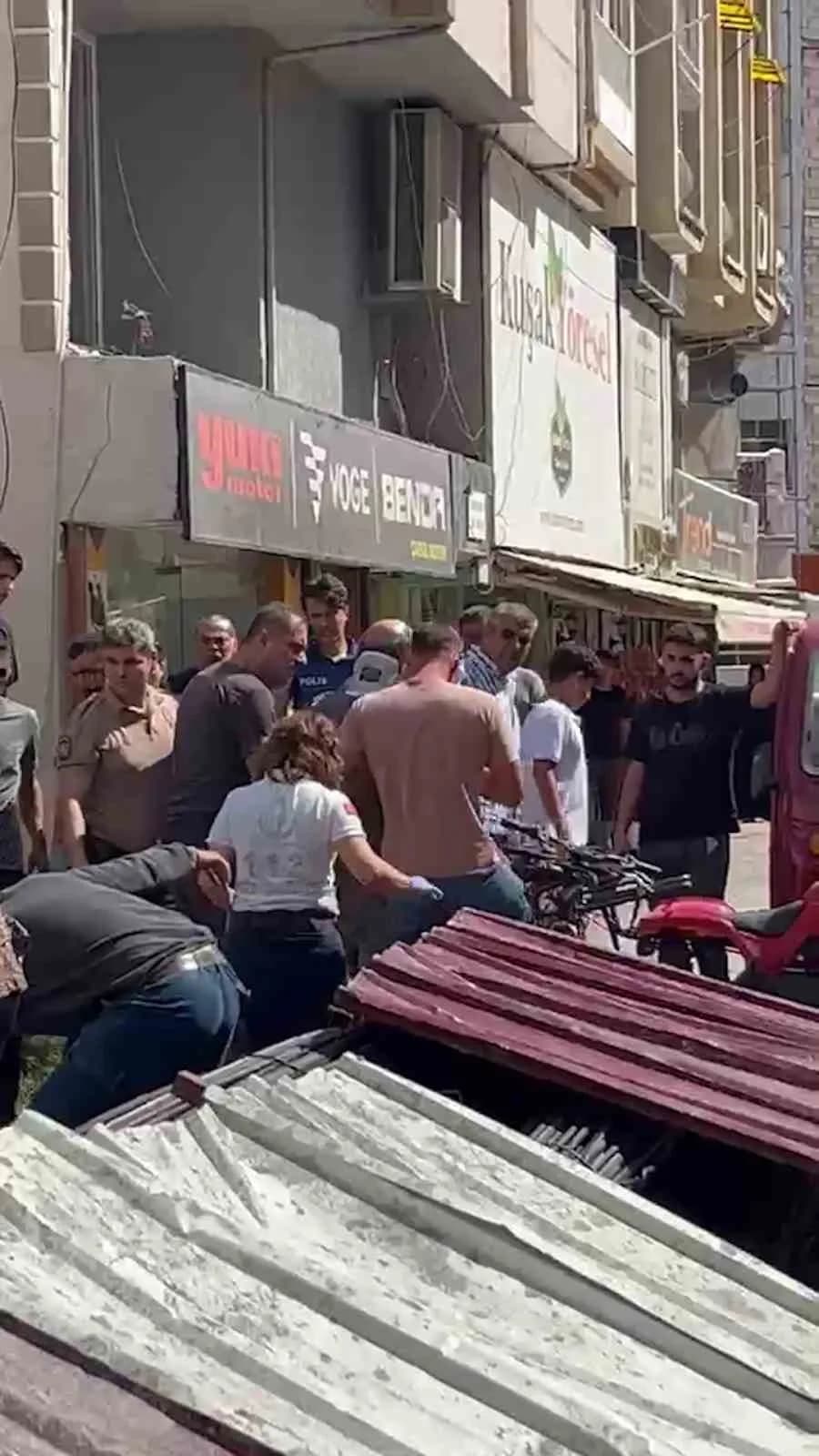 Hatay'da kaldırımı işgal eden ve güvenlik önlemi alınmayan inşaatın temeline düşen yaşlı adam yaralandı.